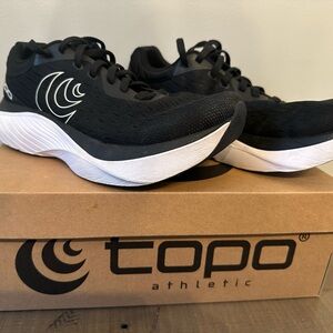Like New, Women’s Topo Atmos Black and White Running Shoes